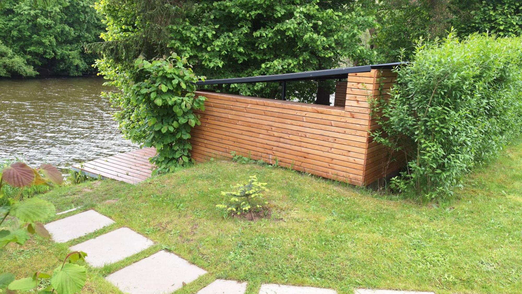 Bungalov Na Brehu Labe S Vlastnim Molem Pardubice Exterior photo